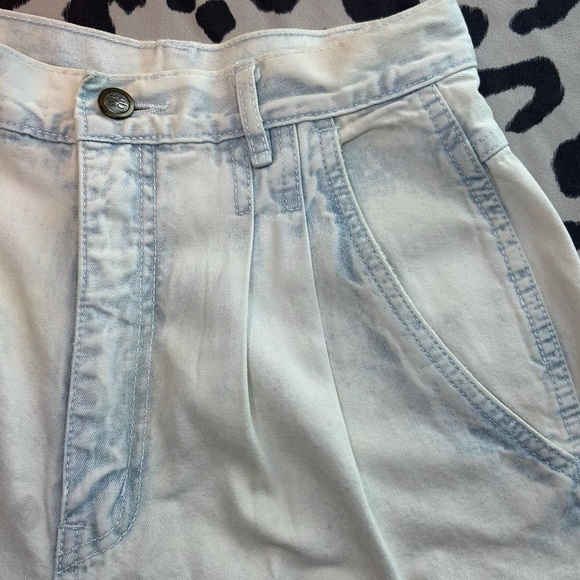 Vintage Pleated Denim Shorts – Size 6 🌟(Bill Blass) - Picture 4 of 10